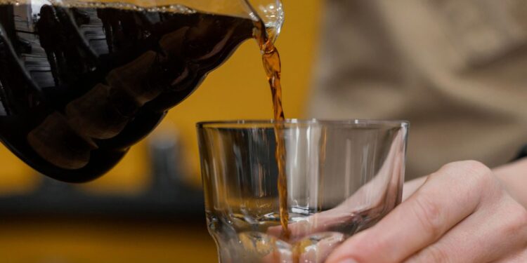 Por que é importante beber água antes de tomar café, segundo a ciência?