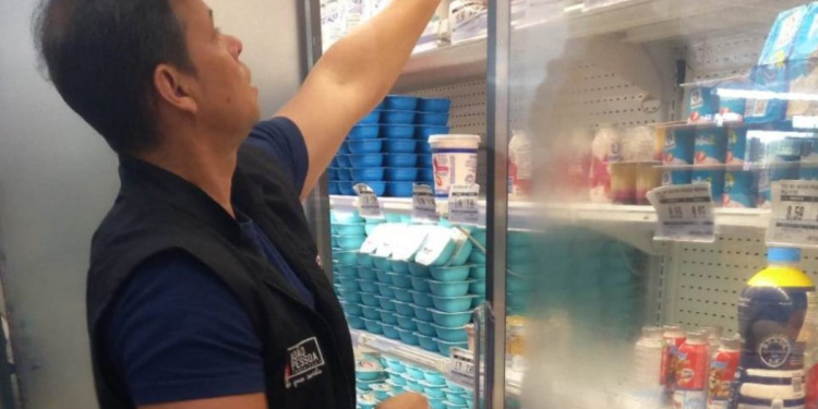 Procon confisca produtos estragados de supermercado popular no Nordeste