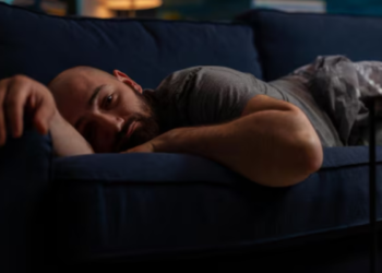 Psicologia explica por que algumas pessoas acordam sempre durante a madrugada