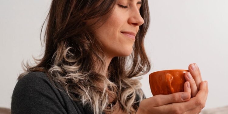 Qual é o chá “mágico” para tomar antes de dormir e ter um sono profundo como o de um bebê?