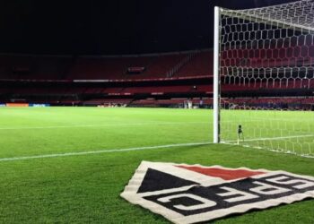 Emblema do São Paulo no gramado
