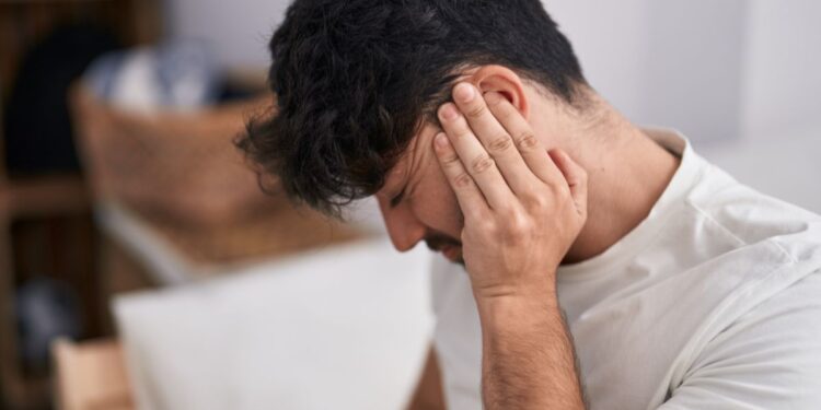 Se você ouve esse zumbido no ouvido, seu corpo pode estar tentando te alertar sobre algo sério