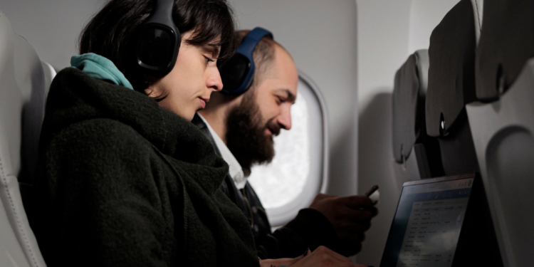 Vídeos no avião só com fones: passageiro que não utilizar pode ser banido desta companhia