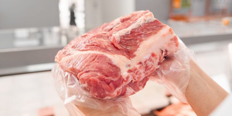 Você descongela comida assim? A ciência diz que isso pode colocar sua saúde em risco