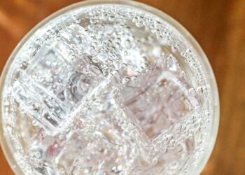 Água com gás parece inofensiva, mas pode acabar com os seus dentes, segundo especialistas