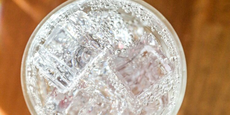 Água com gás parece inofensiva, mas pode acabar com os seus dentes, segundo especialistas