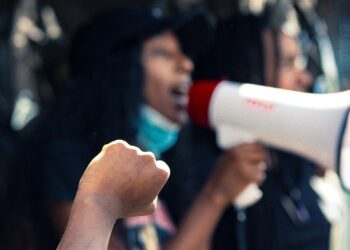 Além dos caminhoneiros, professores param aulas e podem entrar em greve