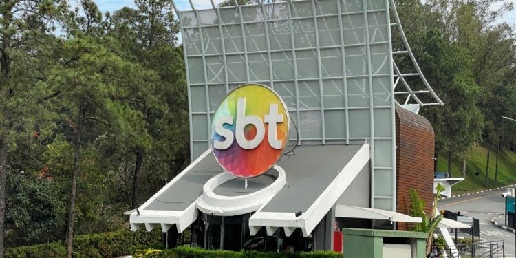 Apresentadora teve que chorar e implorar para não ser demitida do SBT