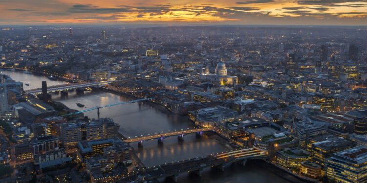 Brasileiros ganham mais de R$ 1 milhão por mês para morar na melhor cidade da Europa em 2026