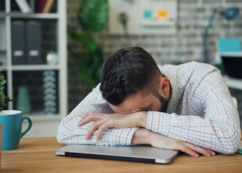 Cansaço durante todo o dia avisa que o corpo está lutando contra o câncer, dizem médicos