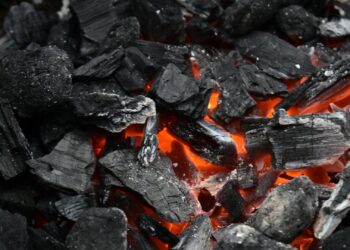 Crise no combustível leva população a usar carros movidos a carvão neste país