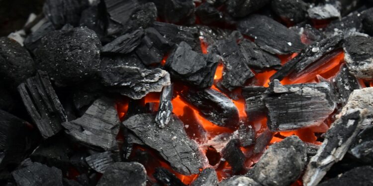 Crise no combustível leva população a usar carros movidos a carvão neste país