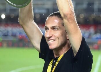 Depois de sair do Flamengo, Filipe Luís relaxa em mansão de R$ 7 milhões com 5 suítes