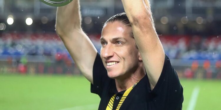 Depois de sair do Flamengo, Filipe Luís relaxa em mansão de R$ 7 milhões com 5 suítes