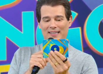 Enquanto fatura R$ 800 mil por mês, Celso Portiolli se choca com salário de professor no Brasil