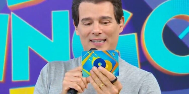 Enquanto fatura R$ 800 mil por mês, Celso Portiolli se choca com salário de professor no Brasil