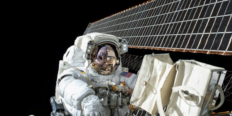 Enquanto o salário mínimo no Brasil é R$ 1.621, veja quanto ganha um astronauta da NASA