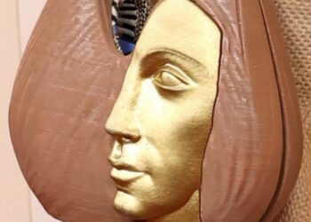 Enquanto o salário mínimo no Brasil é de R$ 1.621, atriz brasileira usou bolsa de R$ 7,1 mil no Oscar