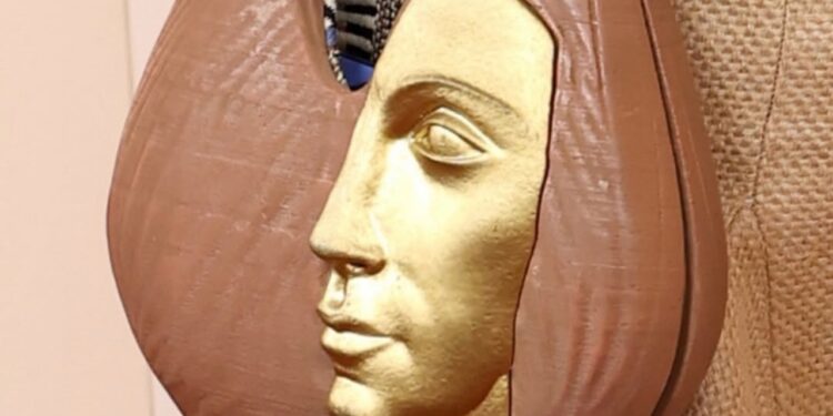 Enquanto o salário mínimo no Brasil é de R$ 1.621, atriz brasileira usou bolsa de R$ 7,1 mil no Oscar