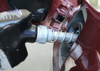 Governo toma medida rara e impõe preço máximo nos combustíveis deste país