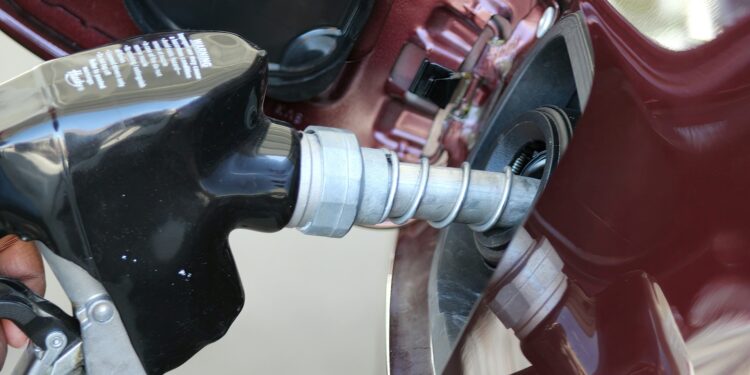 Governo toma medida rara e impõe preço máximo nos combustíveis deste país
