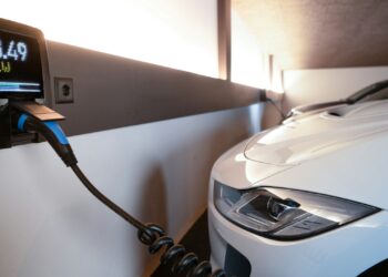 Lei publicada em fevereiro promete transformar a rotina de brasileiros com carros elétricos