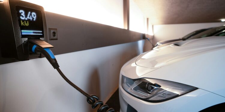 Lei publicada em fevereiro promete transformar a rotina de brasileiros com carros elétricos