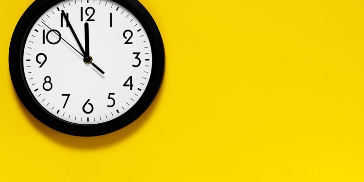 Adeus, relógios analógicos: escolas retiram itens das salas de aula, pois alunos não conseguem mais entendê-los neste país