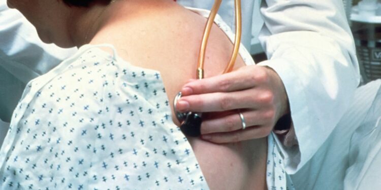 Milhões de brasileiros estão infectados com a bactéria de doença que pode “destruir” o pulmão