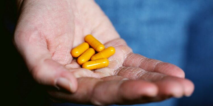 Milhões usam esse suplemento “natural”, mas a Anvisa agora alerta para dano no fígado