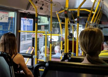 Não será mais permitido passageiros em pé nos ônibus deste país e haverá multas para quem descumprir