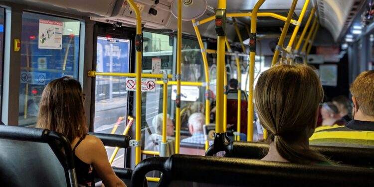 Não será mais permitido passageiros em pé nos ônibus deste país e haverá multas para quem descumprir