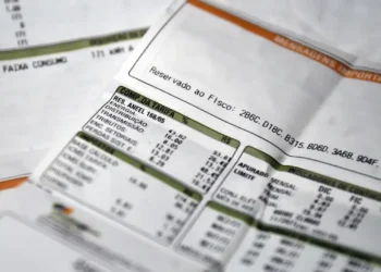 Não vai ter cobrança: brasileiros comemoram ótima notícia sobre a conta de luz em março