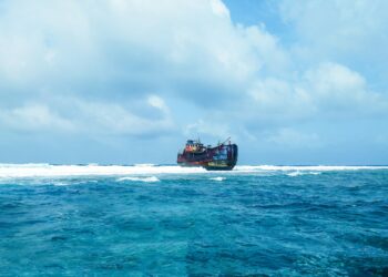 Navio russo “fantasma” está navegando sem tripulantes na Europa e pode causar tragédia ambiental