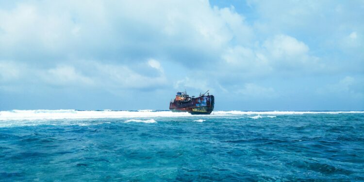 Navio russo “fantasma” está navegando sem tripulantes na Europa e pode causar tragédia ambiental