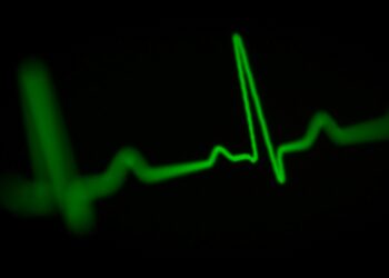 O cérebro não “desliga” de imediato: médicos explicam o que você sente ao morrer