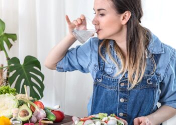 O que acontece no seu corpo quando você toma água enquanto come