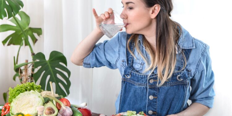 O que acontece no seu corpo quando você toma água enquanto come