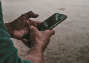O que significa não conseguir largar o celular, segundo a psicologia