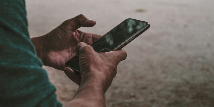 O que significa não conseguir largar o celular, segundo a psicologia