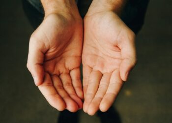 Palma da mão vermelha pode revelar que o seu fígado está com problema