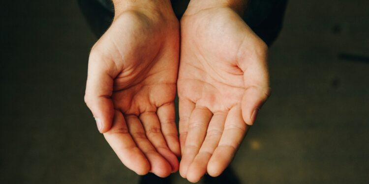 Palma da mão vermelha pode revelar que o seu fígado está com problema