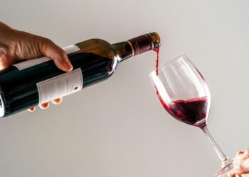 Para obedecer à lei, autoridades estão recolhendo os vinhos de luxo no Brasil