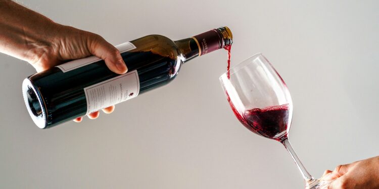 Para obedecer à lei, autoridades estão recolhendo os vinhos de luxo no Brasil