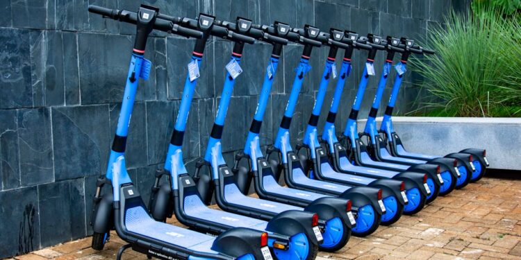 Nova regra proíbe conduzir patinetes elétricos com fones de ouvido ou sob efeito de álcool