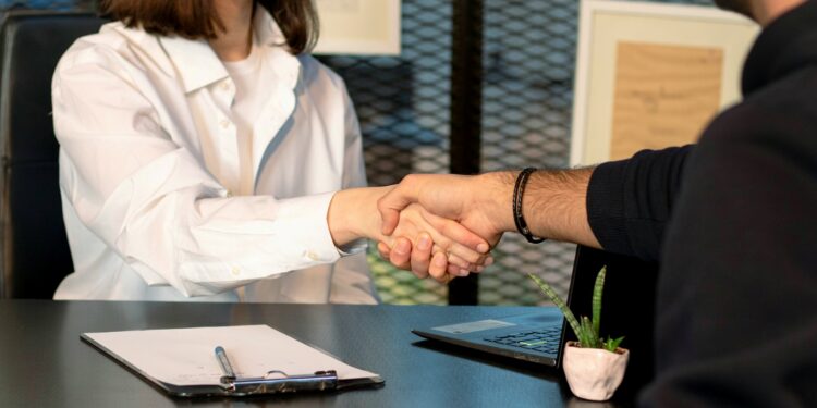 Salários de até R$ 150 mil para brasileiros que aceitarem trabalhar no exterior