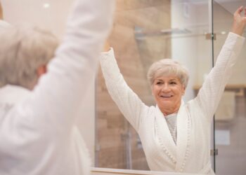 Veja a quantidade ideal de banhos que um idoso deve tomar por dia