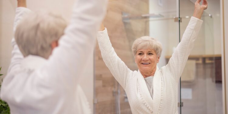 Veja a quantidade ideal de banhos que um idoso deve tomar por dia