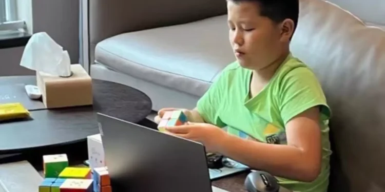 Gênio de 9 anos quebra recorde mundial ao resolver desafio que nem adultos conseguem