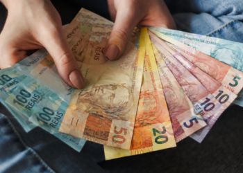 A agência tributária vai multar quem depositar ou retirar dinheiro do banco e superar estes valores neste país